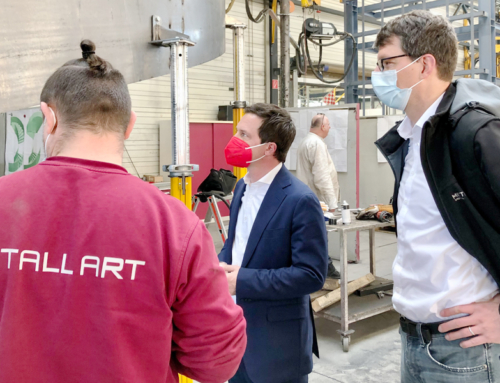 Stufe um Stufe nach oben – Sascha Binder besucht MetallArt Treppen GmbH in Salach